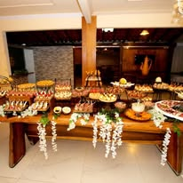 Buffet completo com mesa de frios e finger food para convidados
